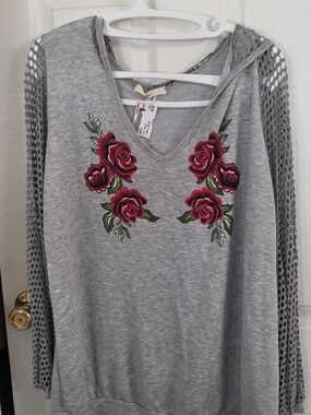 ENTRO NWT Grey V-Neck Top with Red Rose Embroidery & Net Sleeves Sz Lg